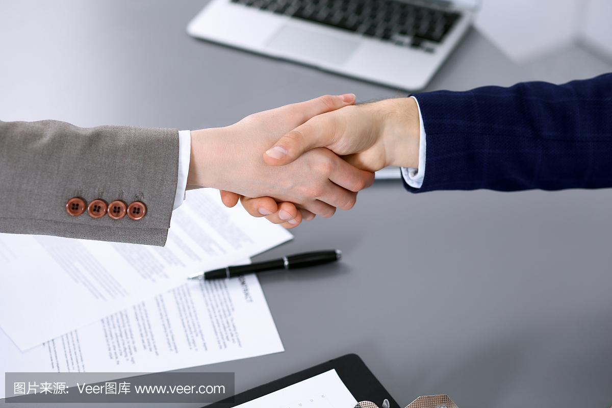 商務人士握手,結束會議。文件簽署,協議和律師咨詢概念